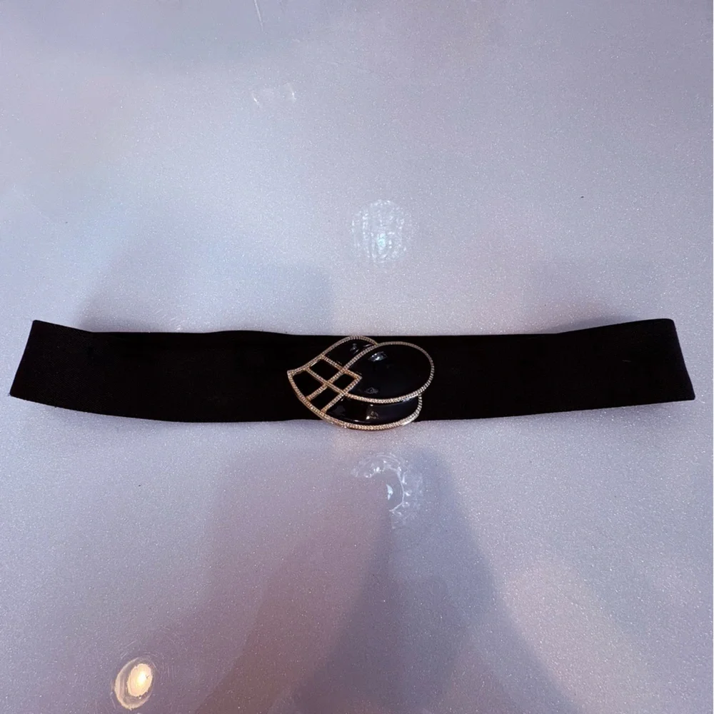 Vintage Day-Lor Stretchy Black Belt gold tone metal and back enamel belt buckle
